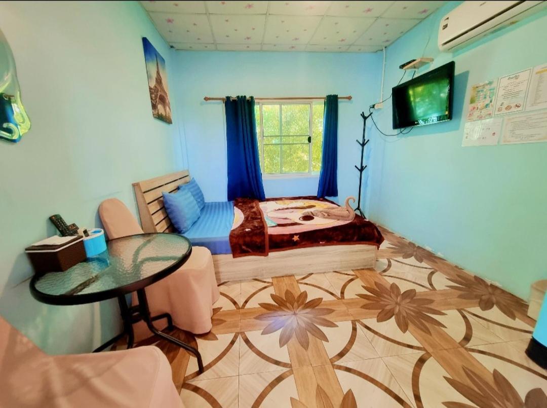 In Love Resort Chainat Номер фото
